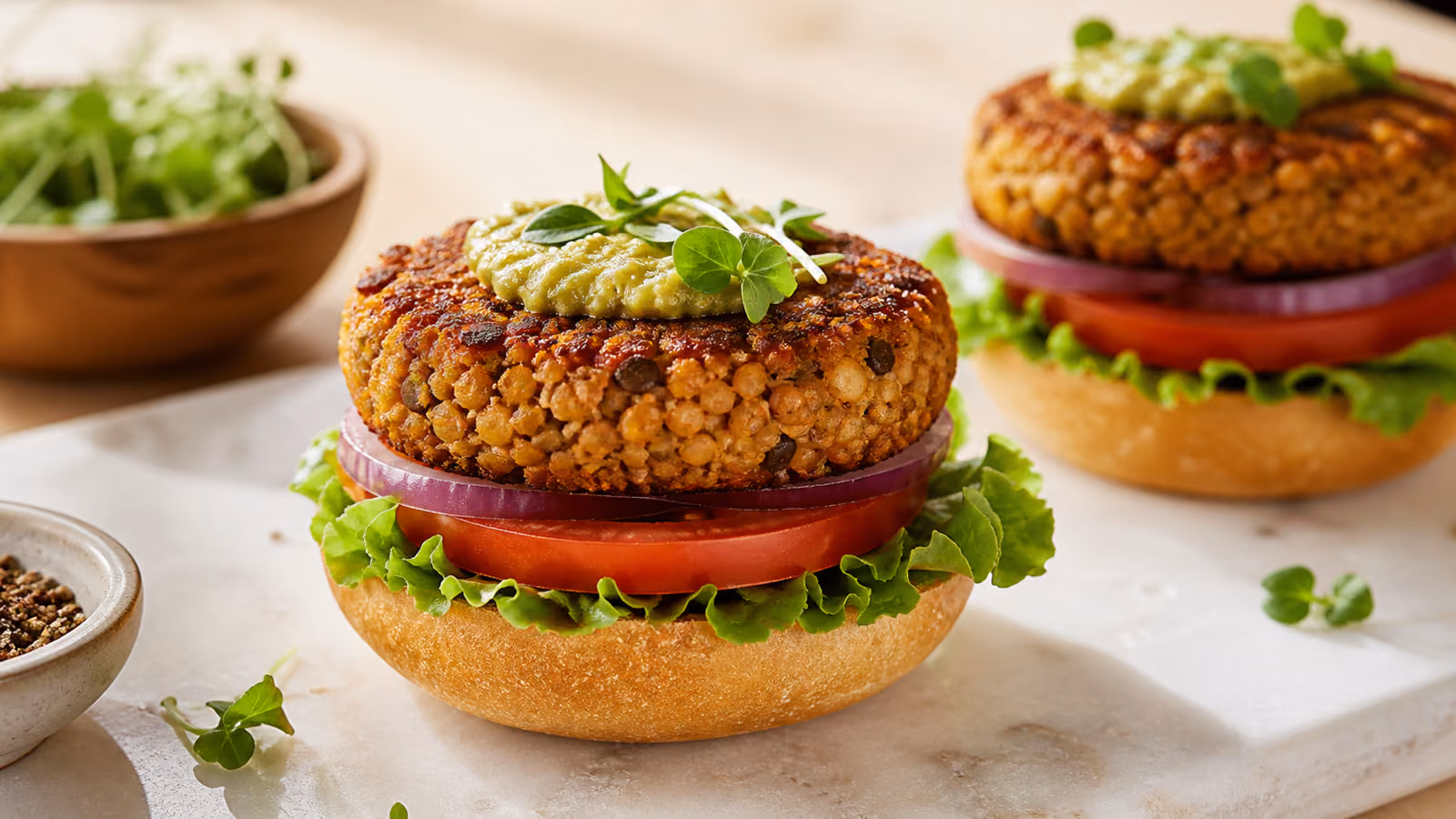 Hambúrgueres de lentilha vegano assados e dourados, servidos num prato