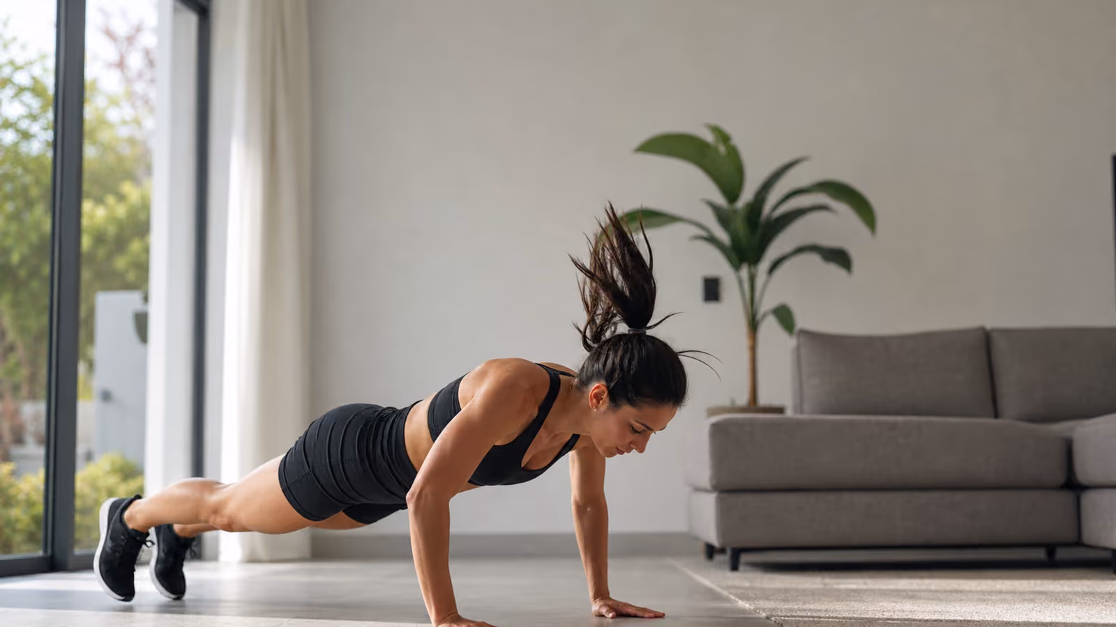 Foto de uma pessoa executando burpee em casa.