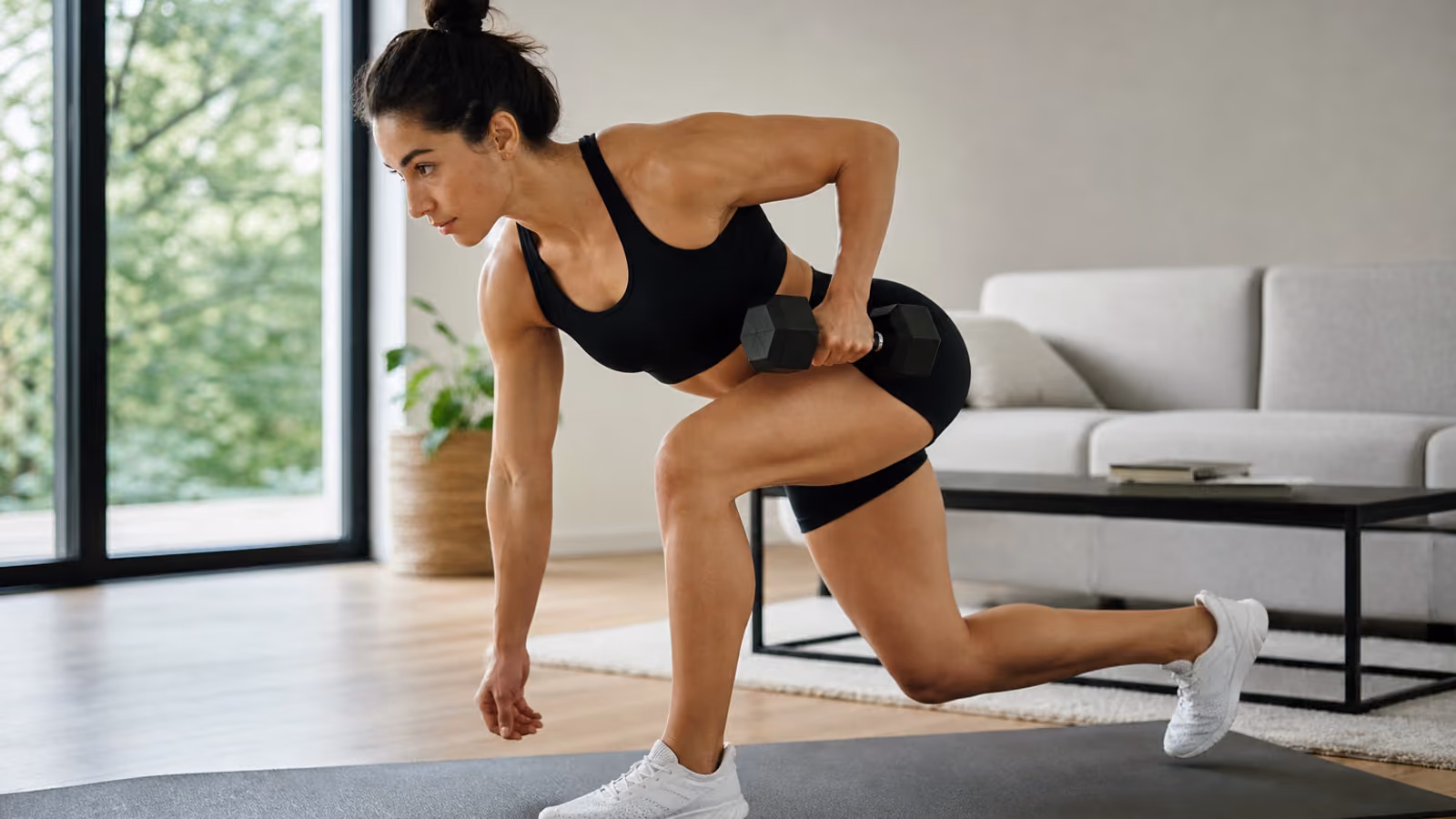 Foto editorial sobre treino de musculacao em casa para treino em casa.